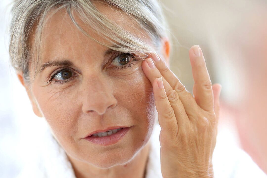 Samomasaža obraza, ki ženskam, starejšim od 50 let, pomaga ostati mladostna