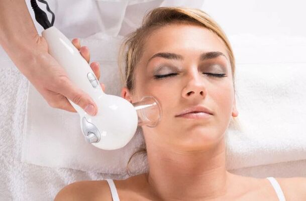 Postopek vakuumske masaže vam bo pomagal očistiti kožo obraza in zgladiti gube